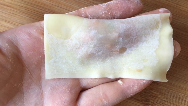 鲜肉酸辣混沌(内含混沌包法),对折捏紧,倒过来其中一个角沾水。