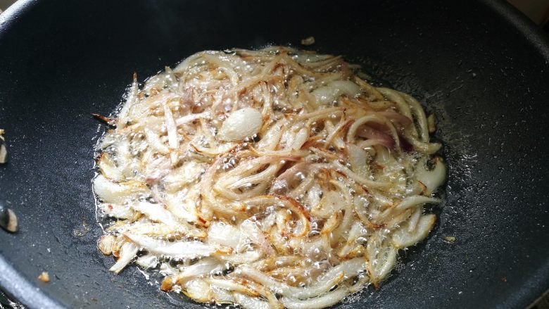 家常卤肉饭,锅里放油,倒入洋葱炸至发黄,发硬捞出