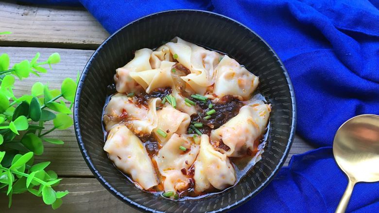 鲜肉酸辣混沌(内含混沌包法),加一茶匙自制<a style='color:red;display:inline-block;' href='/shicai/ 852'>辣椒油</a>,舀适量煮混沌的开水做汤底,取适量煮好的混沌搅拌均匀,撒上葱花即可!味道非常好吃噢!一点不假~