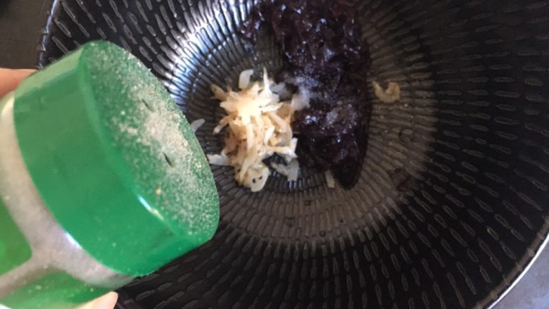 鲜肉酸辣混沌(内含混沌包法),加3克胡椒粉。