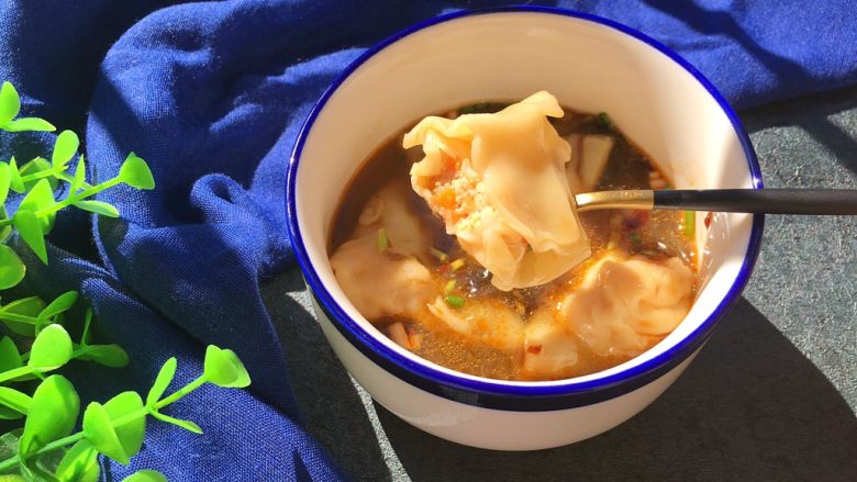 鲜肉酸辣混沌(内含混沌包法),成品,看看内陷,吃起来一点不柴,特别鲜嫩!