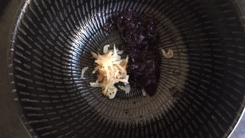 鲜肉酸辣混沌(内含混沌包法),取一个大碗,加入虾皮和紫菜。