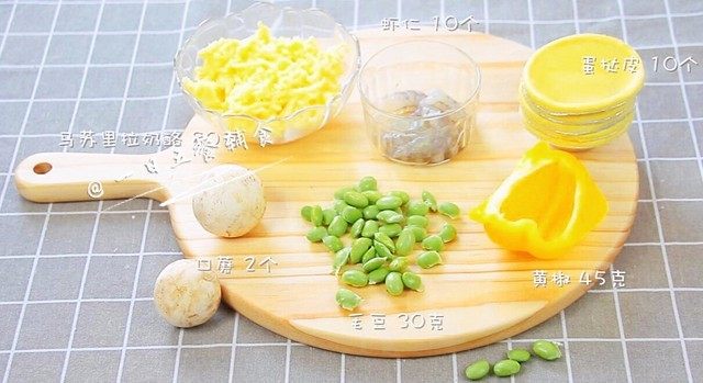 迷你披萨/咸味蛋挞,食材一个个摆好,整个过程很简单,5分钟就可以进烤箱啦。奶酪用的马苏里拉。