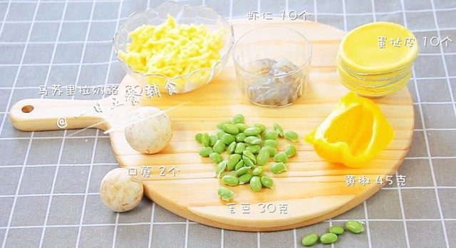 迷你披萨/咸味蛋挞,食材一个个摆好，整个过程很简单，5分钟就可以进烤箱啦。奶酪用的马苏里拉。