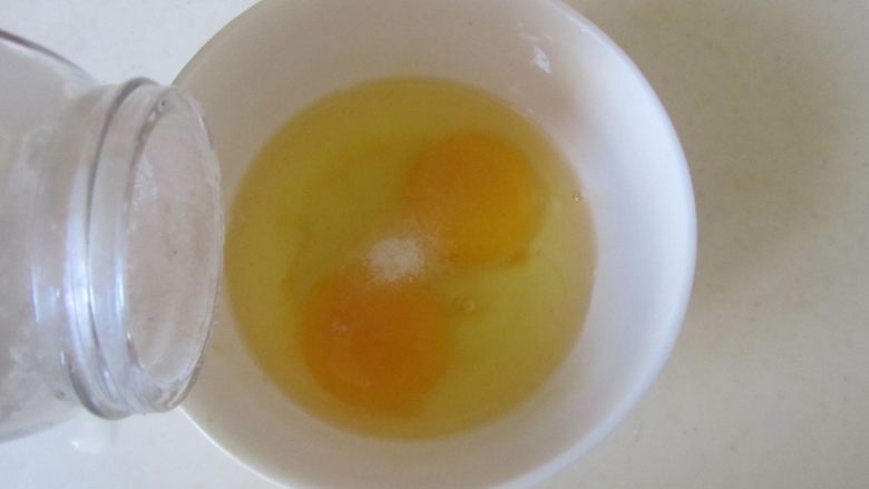 木耳番茄鸡蛋汤,<a style='color:red;display:inline-block;' href='/shicai/ 9'>鸡蛋</a>打入碗中, 加入适量的盐打散开来;