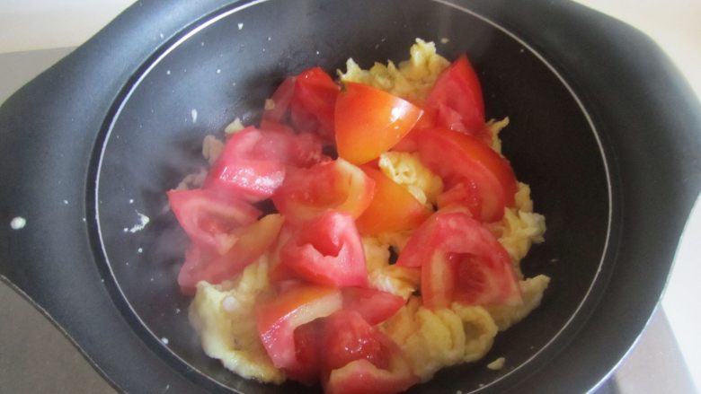 木耳番茄鸡蛋汤,再倒入<a style='color:red;display:inline-block;' href='/shicai/ 59'>番茄</a>块进去翻炒;