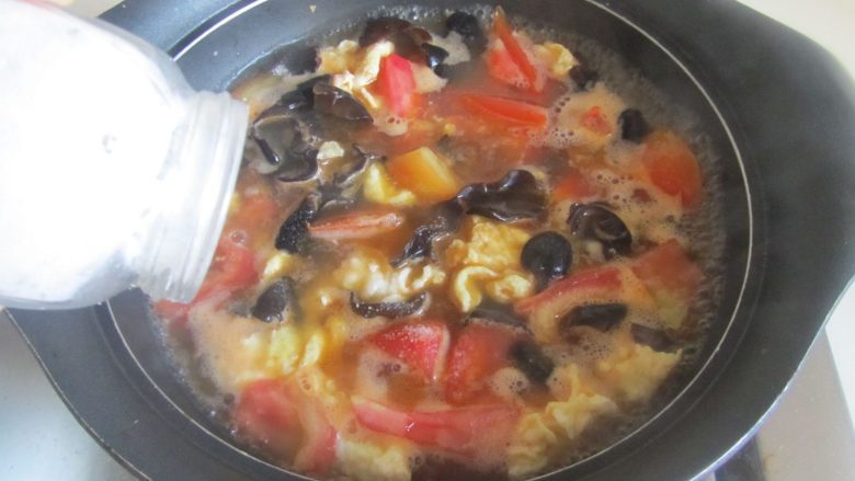 木耳番茄鸡蛋汤,最后加入适量的盐和<a style='color:red;display:inline-block;' href='/shicai/ 720'>胡椒粉</a>调味;