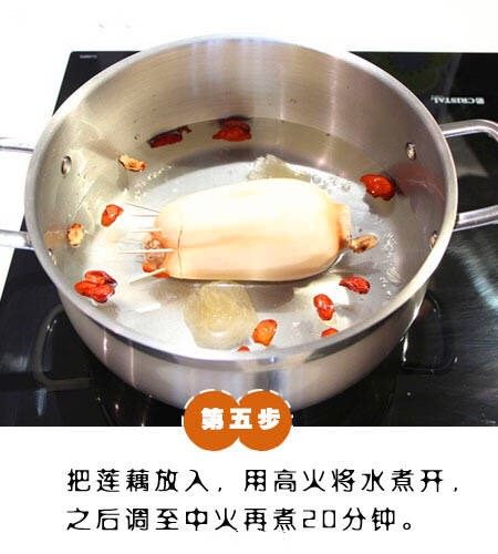 糯米糖藕,把莲藕放入,用高火煮开之后调至中火再煮20分钟,取出一些莲藕汁备用。