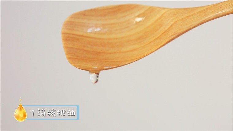 宝宝小金鱼馄饨,滴一滴核桃油。
ps:胡萝卜中的胡萝卜素在脂溶性环境中能转化成维生素A 。