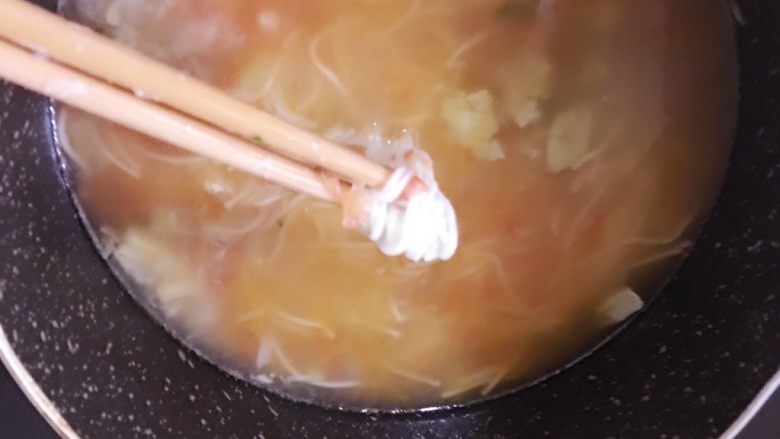 鳕鱼番茄杂蔬面 宝宝辅食12M+,炒好的菜加入水,烧开后加入提前泡好的面条