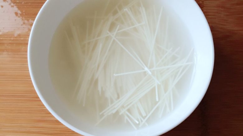 鳕鱼番茄杂蔬面 宝宝辅食12M+,将面条先用温开水泡5分钟
