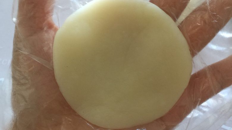 冰皮月饼(附豆沙做法),取一个饼皮按扁。