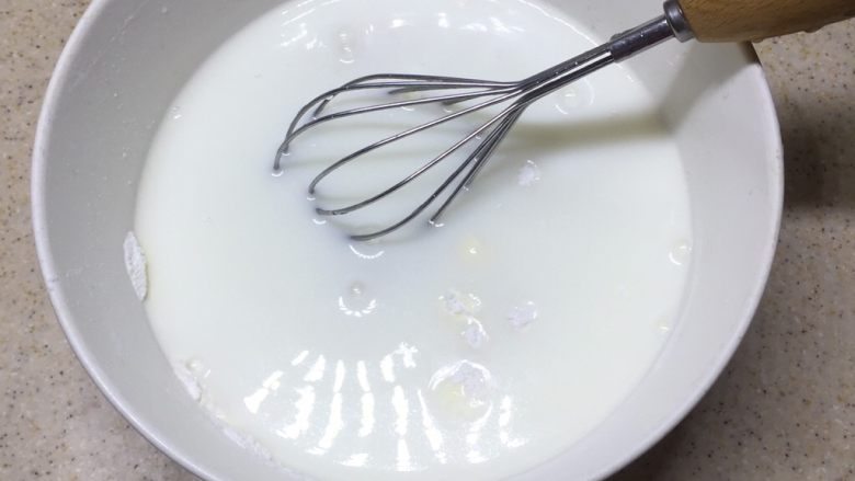 冰皮月饼(附豆沙做法),加入牛奶搅拌至无颗粒。