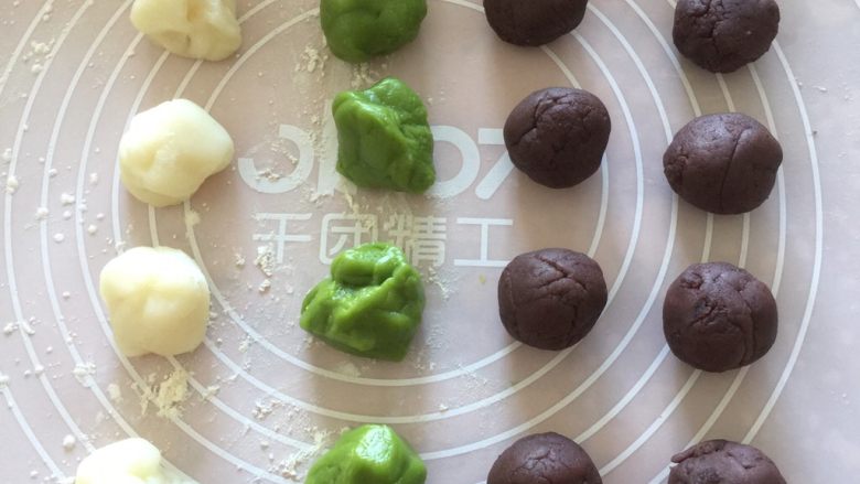 冰皮月饼(附豆沙做法),我的月饼模是50克的,饼皮与馅料分割成25克一份。