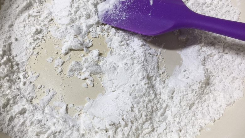 冰皮月饼(附豆沙做法),将50克的糯米粉炒至微黄,放凉待用。