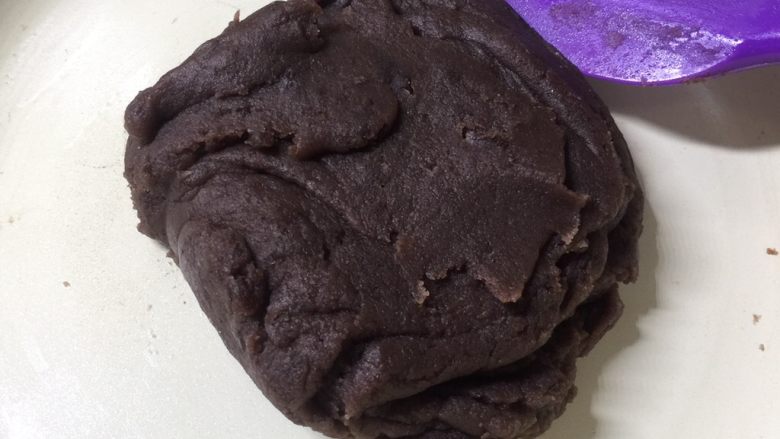冰皮月饼(附豆沙做法),煮到最后红豆陷可以拌成团就可以了。(在这里我要说一下就是如果你是做广式月饼的话,那这个陷的油还要加,加到红豆陷看起来油亮油亮的。)