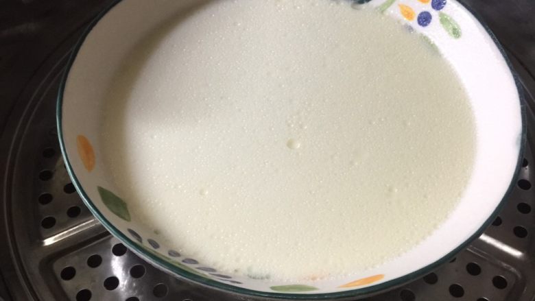 冰皮月饼(附豆沙做法),放入蒸锅蒸25分钟。蒸的时候锅盖开出一条小缝,这样就不会有太多的水倒流进面糊里。