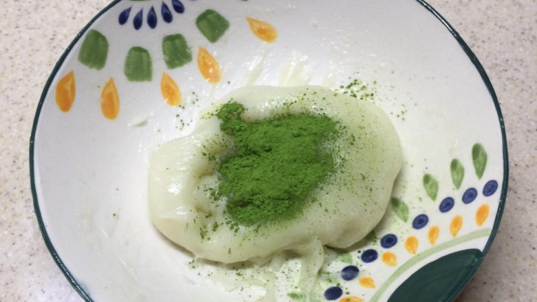 冰皮月饼(附豆沙做法),取1/2的冰皮加入抹茶粉揉匀。