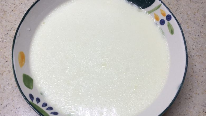 冰皮月饼(附豆沙做法),将搅拌好的面糊倒入碗中。碗选择浅一点,陶瓷的受热比较均匀。