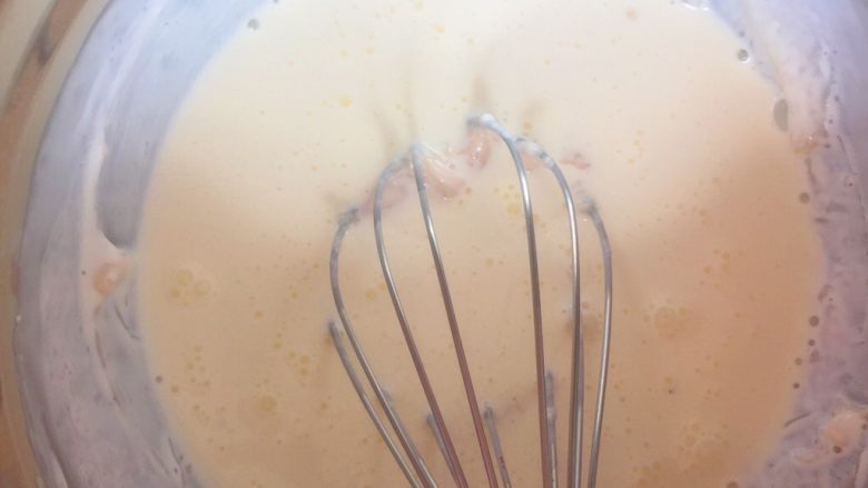 覆盆子红丝绒蛋糕,再加入剩下的淡奶油,先用手动打蛋器搅拌均匀后,再换电动打蛋器低速打至7成发,适合抹面的状态