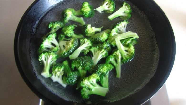 杏鲍菇西兰花炒鸡蛋,烧锅开水，加入几滴油和少许盐，放入<a style='color:red;display:inline-block;' href='/shicai/ 119'>西兰花</a>进去焯水；