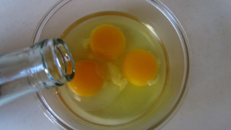 杏鲍菇西兰花炒鸡蛋,<a style='color:red;display:inline-block;' href='/shicai/ 9'>鸡蛋</a>打入碗中， 加入适量的盐和<a style='color:red;display:inline-block;' href='/shicai/ 718'>料酒</a>拌均匀；