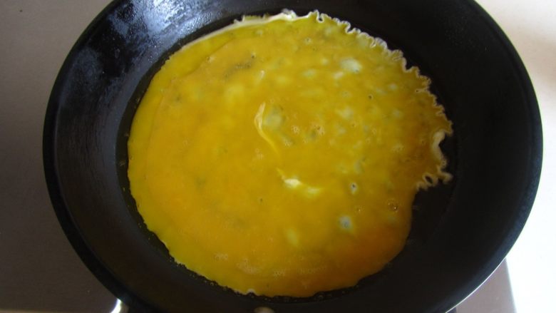 杏鲍菇西兰花炒鸡蛋,热锅凉油， 倒入鸡蛋液；
