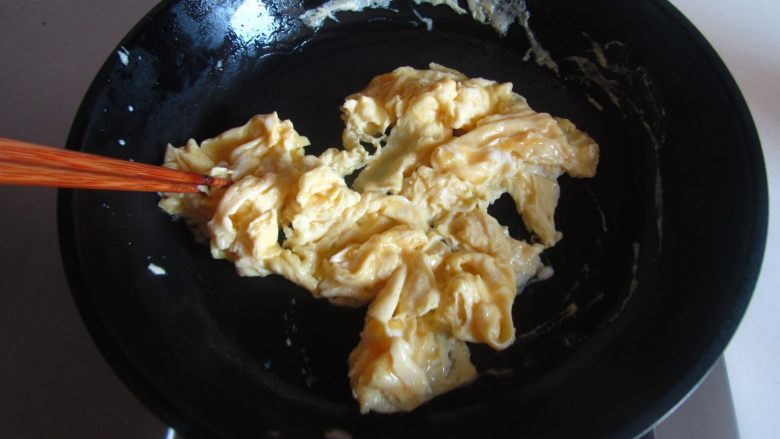 杏鲍菇西兰花炒鸡蛋,微微煎至定型后用筷子划散成小块后盛出备用；