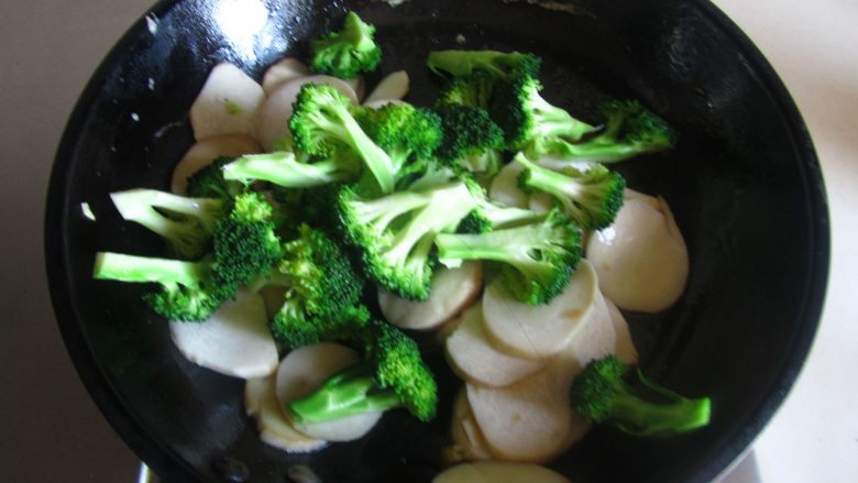 杏鲍菇西兰花炒鸡蛋,杏鲍菇炒至八分熟时加入西兰花进去翻炒；