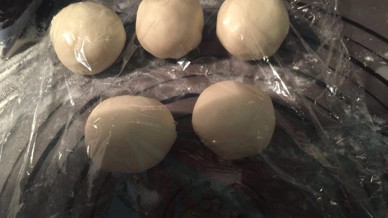馅中馅月饼,慢慢收紧口,包好后盖上保鲜膜松弛一会