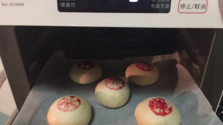 馅中馅月饼,放入预热好的烤箱,180度烤20分钟即可