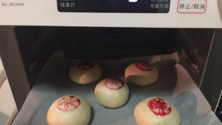 馅中馅月饼,放入预热好的烤箱，180度烤20分钟即可