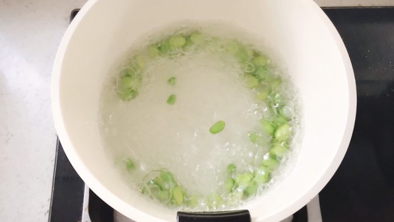 三文鱼蔬菜小方 宝宝辅食,锅中烧水,水开后倒入洗净的毛豆