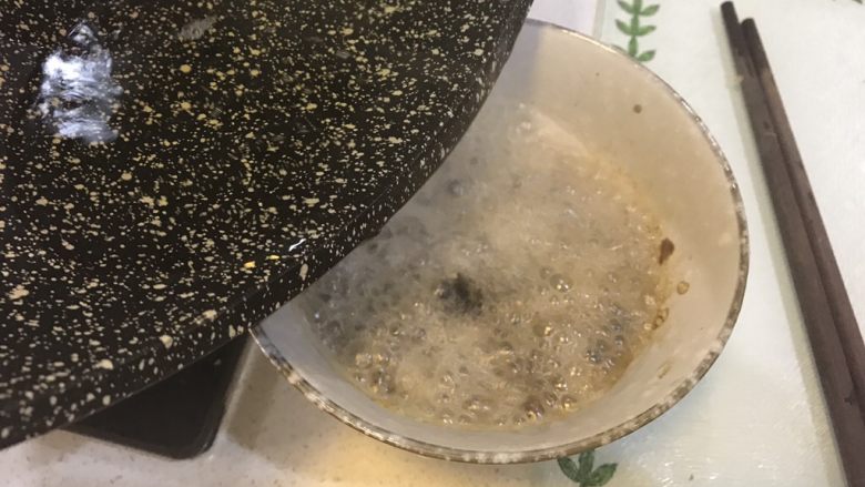 豉汁蒸小排,锅中倒入色拉油,烧热,倒入步骤3的料碗中