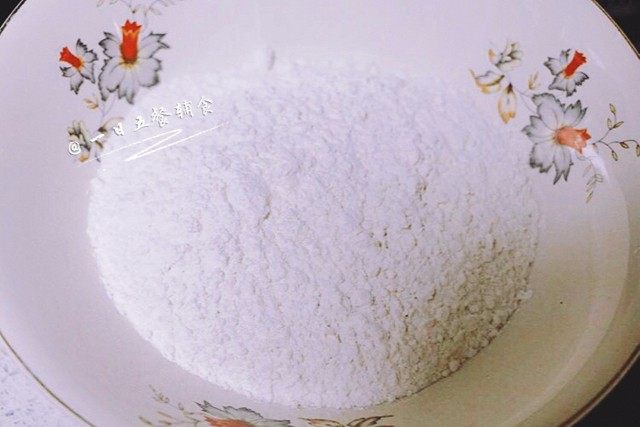 韭菜饼,（和面咯！）将面粉舀到大碗里。