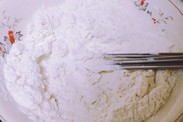 韭菜饼,打开水龙头，最小的水流。左手拿碗，右手拿4根筷子，边接水边转碗边搅拌。面粉会逐渐出现面疙瘩。