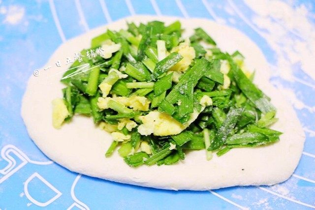 韭菜饼,放上加了盐的馅，多放点馅没关系，一会捏起，皮有延展性，不会破的。