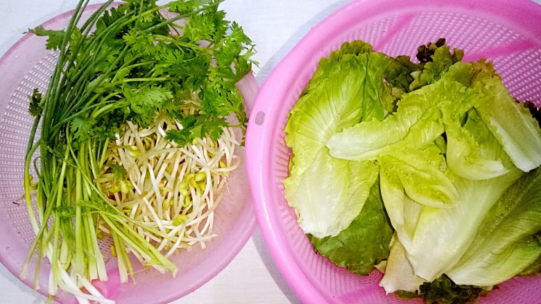 水煮肉片,腌肉的间隙，<a style='color:red;display:inline-block;' href='/shicai/ 120'>豆芽</a> <a style='color:red;display:inline-block;' href='/shicai/ 121'>生菜</a> <a style='color:red;display:inline-block;' href='/shicai/ 131'>香菜</a>  <a style='color:red;display:inline-block;' href='/shicai/ 3250'>葱</a> 择好洗净备用。
