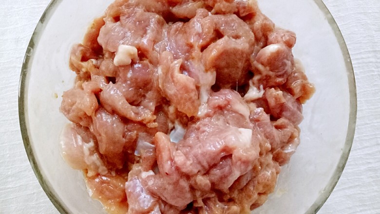 水煮肉片,加一勺<a style='color:red;display:inline-block;' href='/shicai/ 788'>生抽</a>  一勺<a style='color:red;display:inline-block;' href='/shicai/ 718'>料酒</a>  适量盐 <a style='color:red;display:inline-block;' href='/shicai/ 720'>胡椒粉</a>  两勺生粉 <a style='color:red;display:inline-block;' href='/shicai/ 17'>蛋清</a>一个，抓匀，腌半个小时入味。