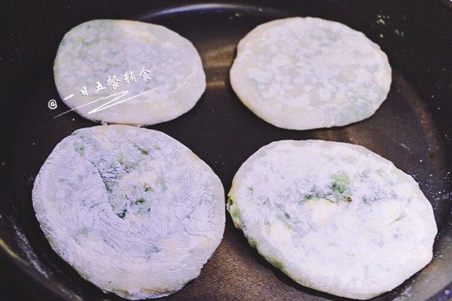 韭菜饼, 来回再翻一次，皮会渐渐发白。