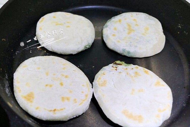 韭菜饼,不想吃带油的，就干烙，直至饼金黄鼓起。这是没有油，干烙的。