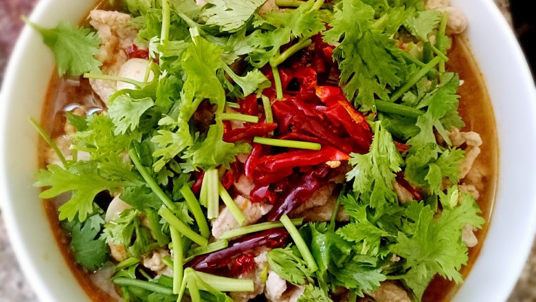 水煮肉片,铺上<a style='color:red;display:inline-block;' href='/shicai/ 86474'>干辣椒</a> 花椒 香菜 肉段