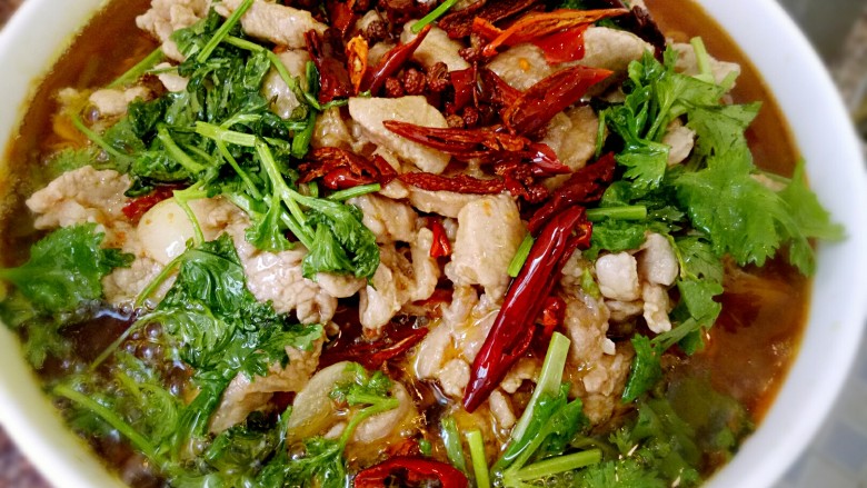 水煮肉片,把烧好的热油浇到上面,香味一下就激发出来了,超下饭的一道菜。