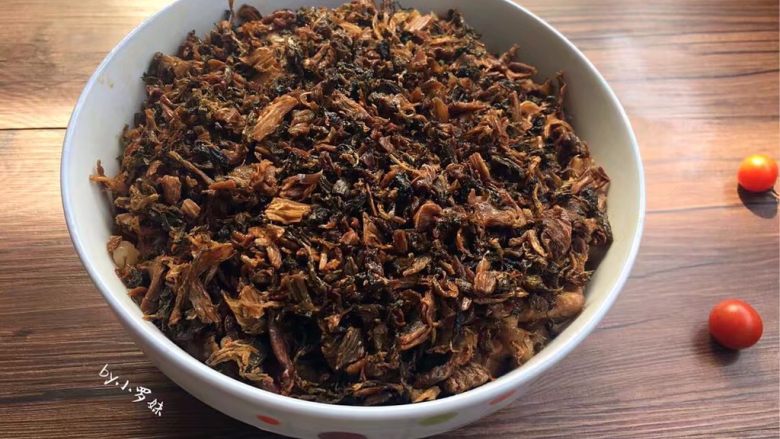 梅菜扣肉,梅菜可以用拌肉之后的汤汁再次混合搅拌一下,之后将梅菜填到码好的肉上面、填好。