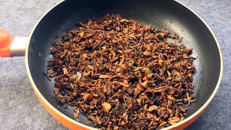 梅菜扣肉,梅菜放入锅中,干锅煸炒至梅菜基本没有水分,变成干梅菜为止。
