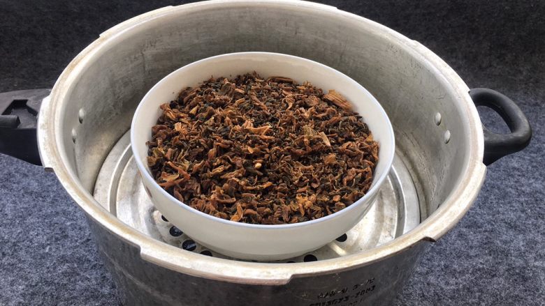 梅菜扣肉,放到蒸锅中,大火蒸2个小时左右。出锅后,倒扣到一个稍微有点深的盘子中即可。