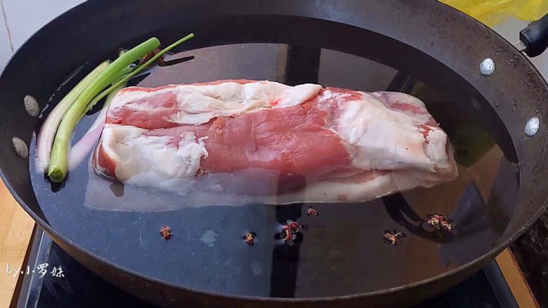 梅菜扣肉,将五花肉清洗干净,冷水下锅。