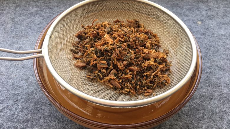 梅菜扣肉,梅菜用水清洗一遍,去除梅菜中的沙子。梅