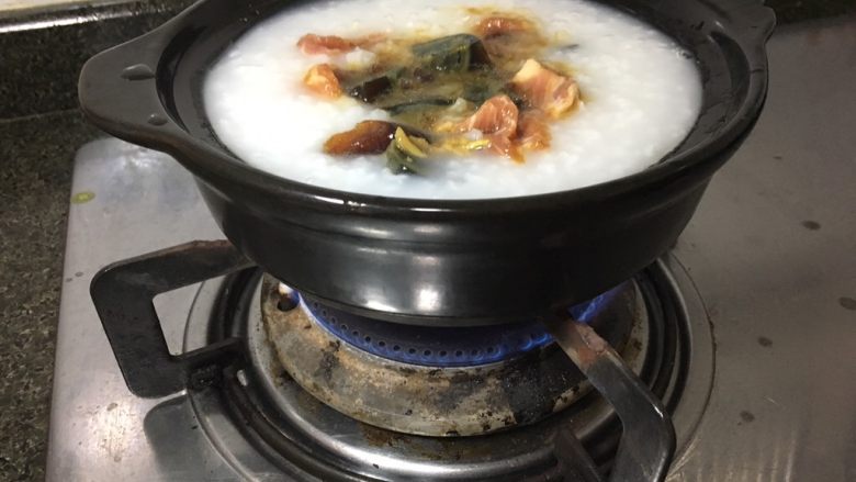 皮蛋瘦肉粥,放皮蛋瘦肉下去一起煲,如果是刚煮开的粥就可以直接放材料下去滚熟即可,我这锅粥是凉的!