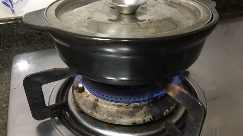 皮蛋瘦肉粥,盖上锅盖煮熟瘦肉,出锅前再放一点花生油、生抽